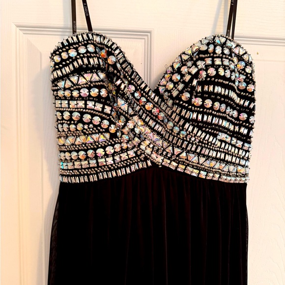 Stunning black strapless evening gown with embellished bodice. - Picture 3 of 6